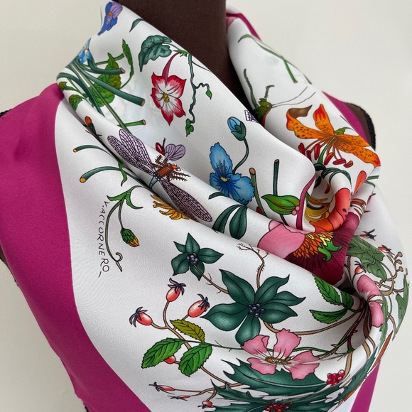 New Gucci Scarf Flora White Pink Border Multicolor Silk Wrap with Gucci gift box - Picture 14 of 15